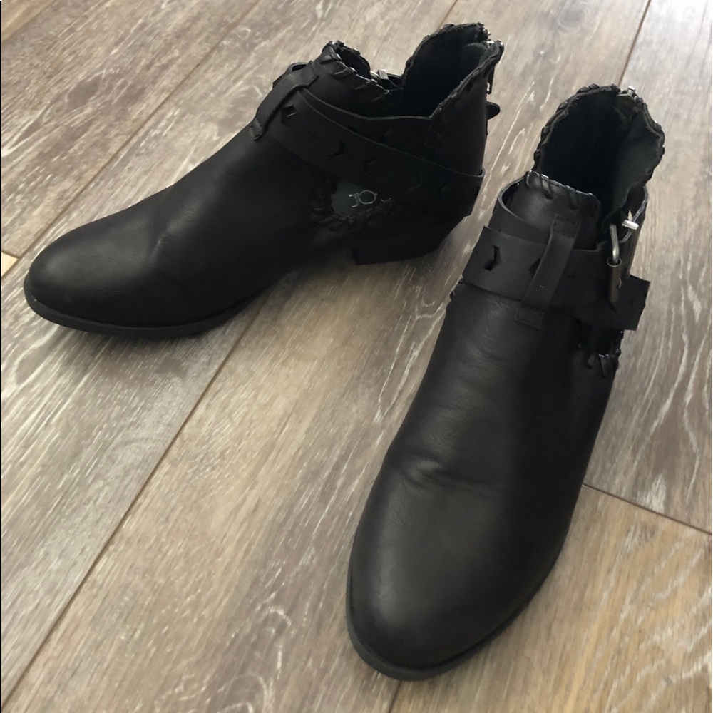 Black booties NWOT 8.5